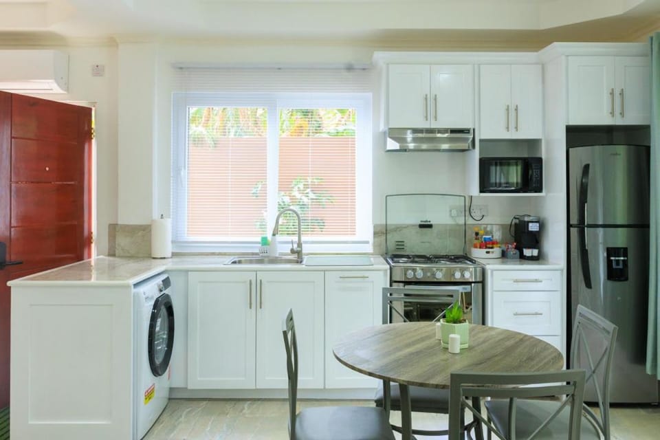 Kitchen or kitchenette, Dining area, kitchen