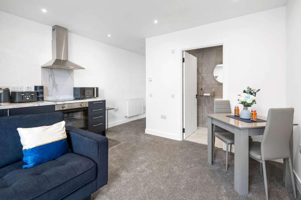 Coffee/tea facilities, Kitchen or kitchenette, Living room, Seating area, Dining area, oven, stove
