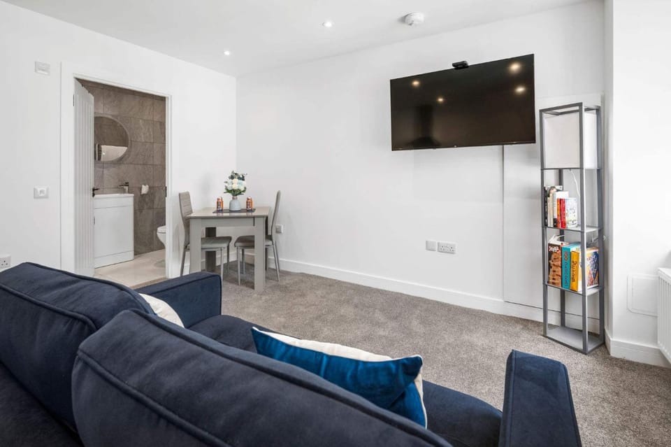 Communal lounge/ TV room, TV and multimedia, Living room, Seating area, Evening entertainment