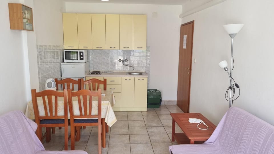 Kitchen or kitchenette, Dining area, stove