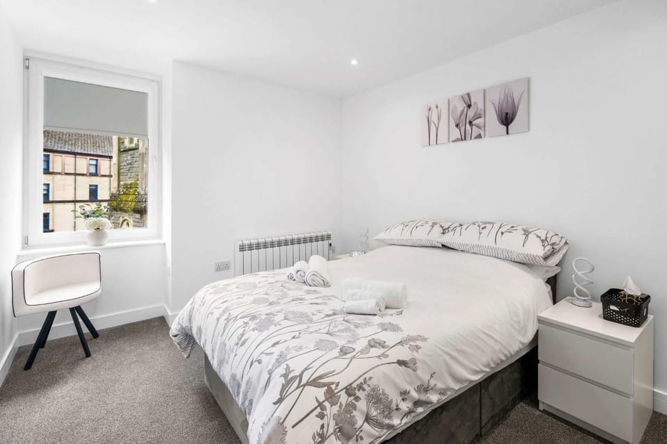 Bed, Living room, Photo of the whole room, Seating area, Bedroom, towels