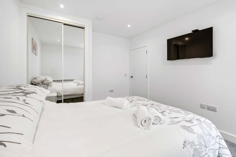Bed, TV and multimedia, Photo of the whole room, Bedroom, towels