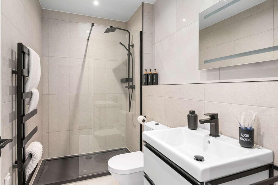 Shower, Toilet, Bathroom, towels