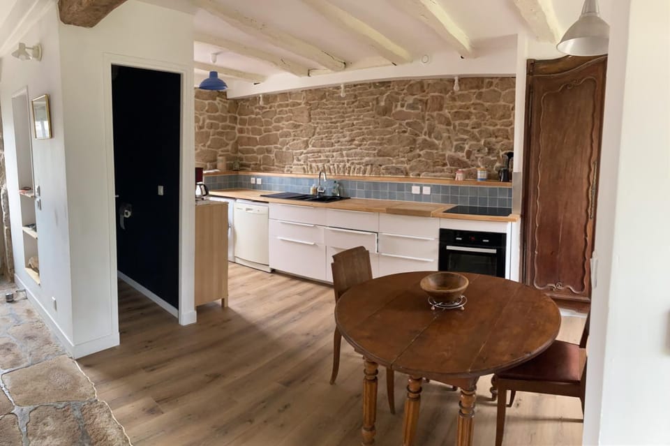 Kitchen or kitchenette, Dining area, stove