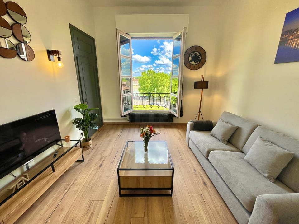 Communal lounge/ TV room, Living room, City view