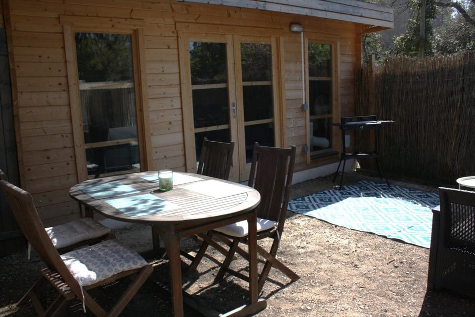 Property building, Patio, Balcony/Terrace, Dining area