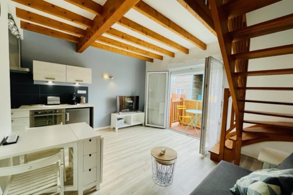 Bright apt with nice balcony - near beach Apartment in La Rochelle