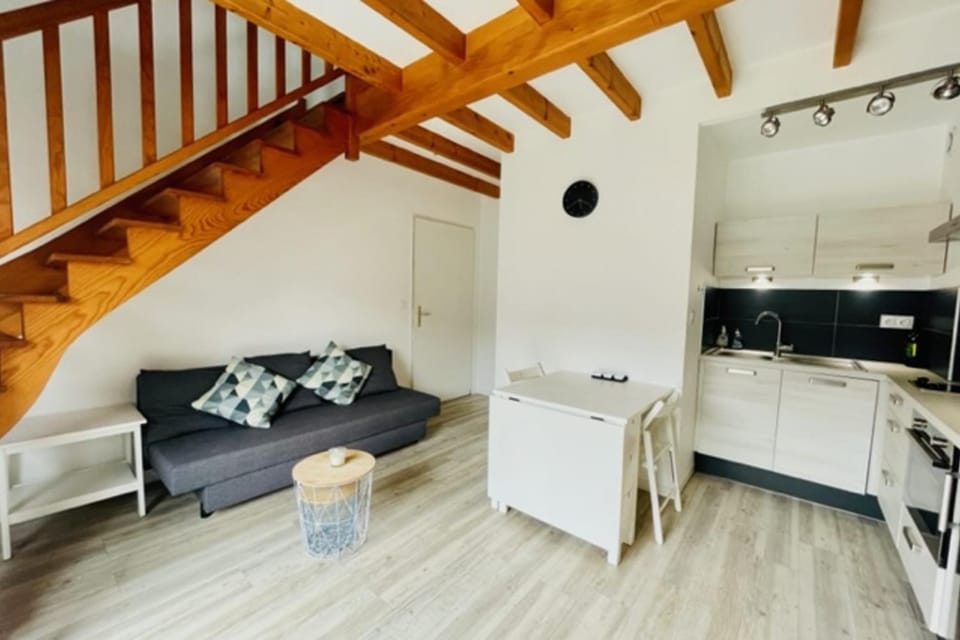 Bright apt with nice balcony - near beach Apartment in La Rochelle