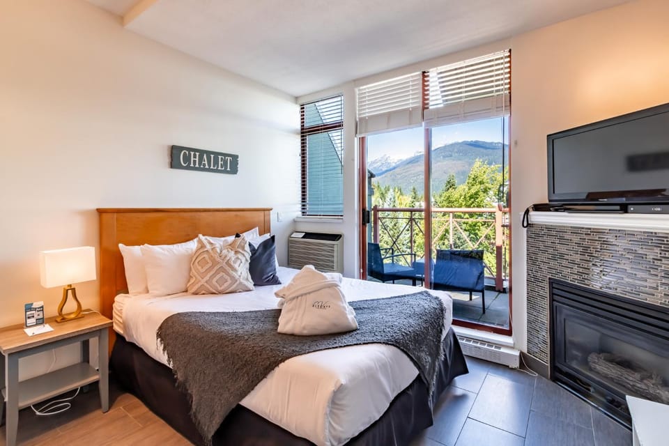 TV and multimedia, Balcony/Terrace, Bedroom, Mountain view, fireplace