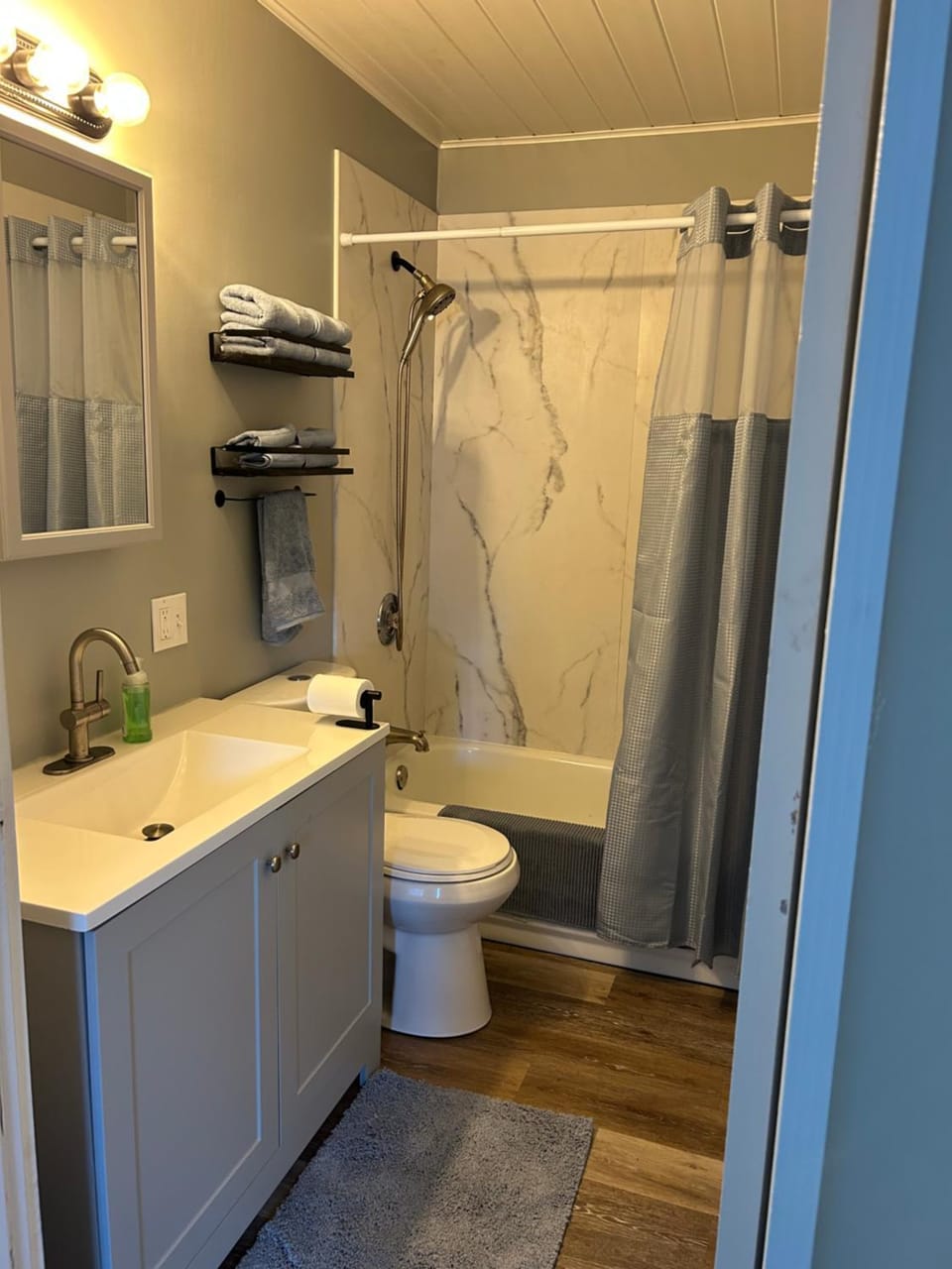Shower, Toilet, Bathroom, towels