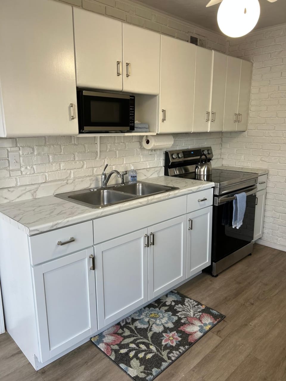 Kitchen or kitchenette, oven