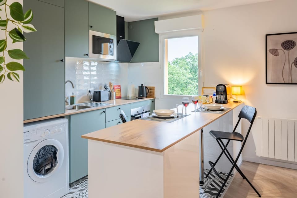 Natural landscape, Coffee/tea facilities, View (from property/room), Kitchen or kitchenette, Seating area, Dining area, oven, stove, toaster, washing machine, dryer, kitchen