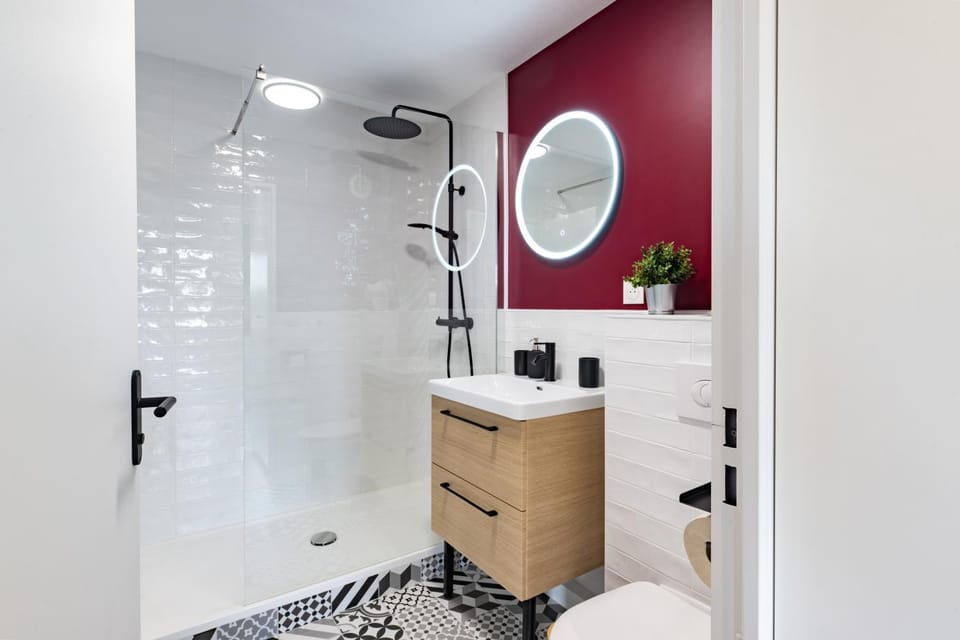 Shower, Toilet, Bathroom, hair dryier, heating, towels