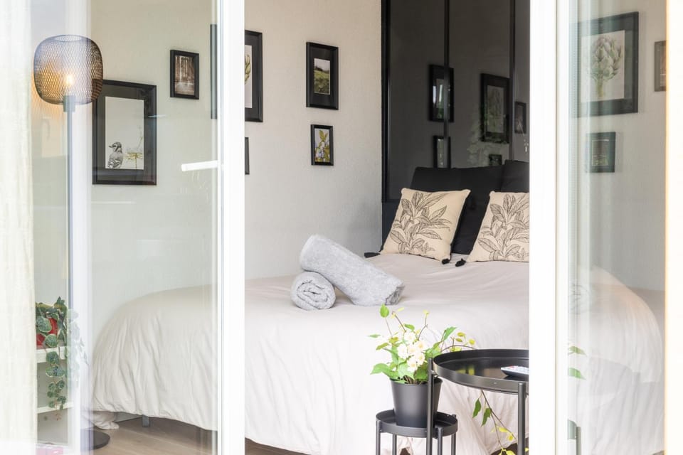 Bed, Balcony/Terrace, Photo of the whole room, Decorative detail, Bedroom