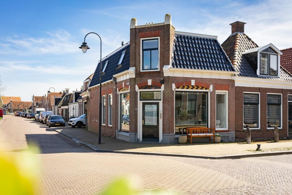Property building, Location