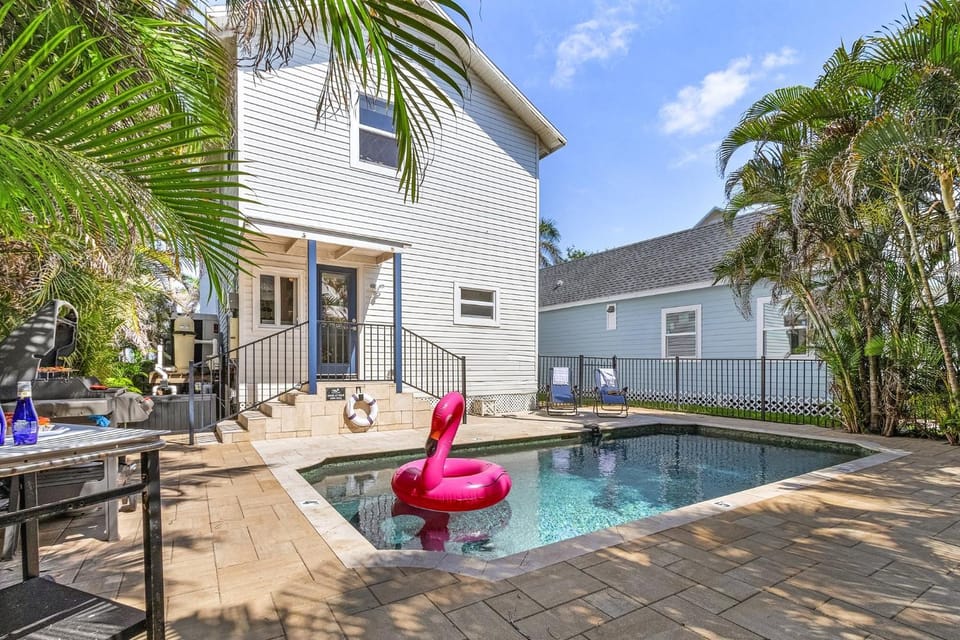 Heated Pool, Outdoor Dining & Grill, Near the Beach - Heart of Punta Gorda - Roelens House in Punta Gorda