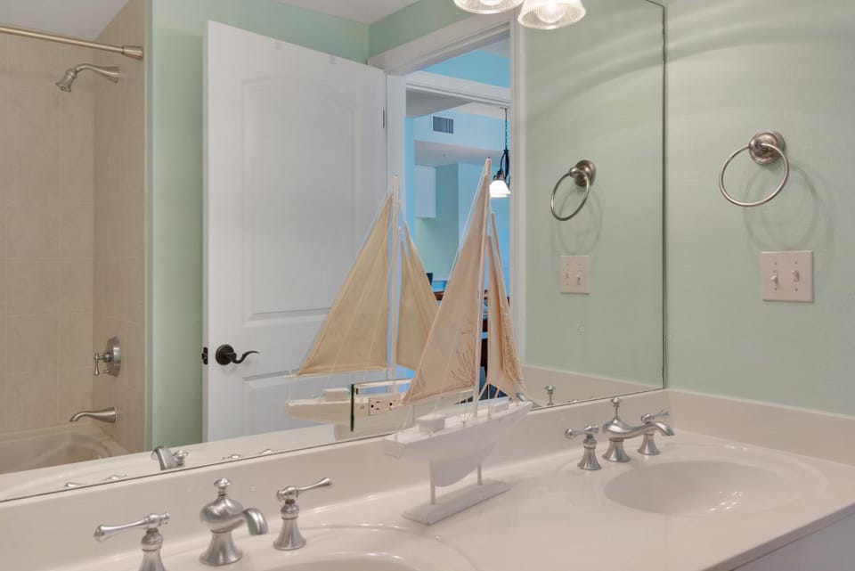 Coastal Breeze by Gulf Coast Getaways Apartment in Pensacola Beach