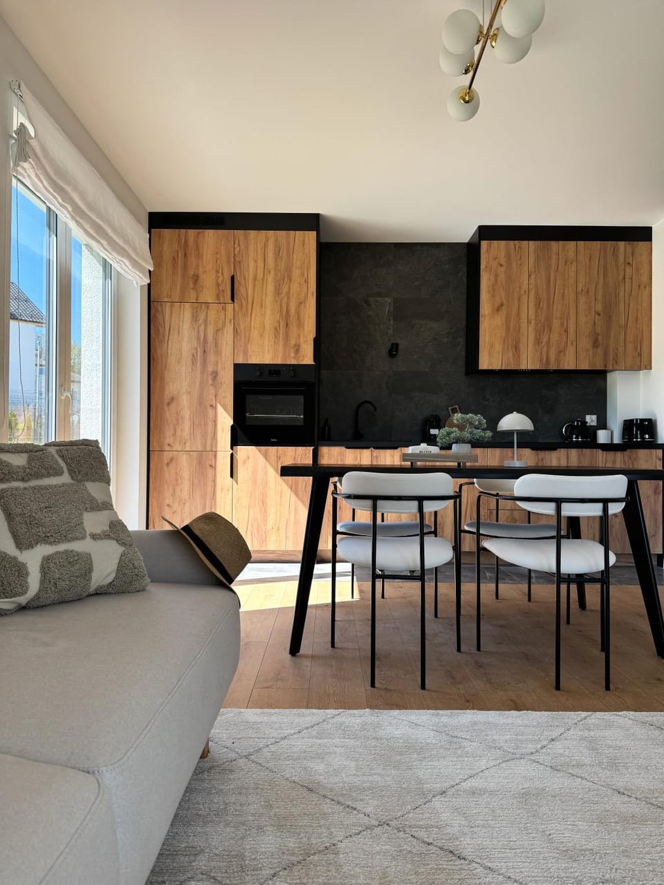 Kitchen or kitchenette, Dining area