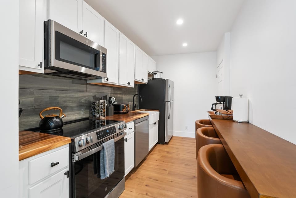 Coffee/tea facilities, Kitchen or kitchenette, Dining area