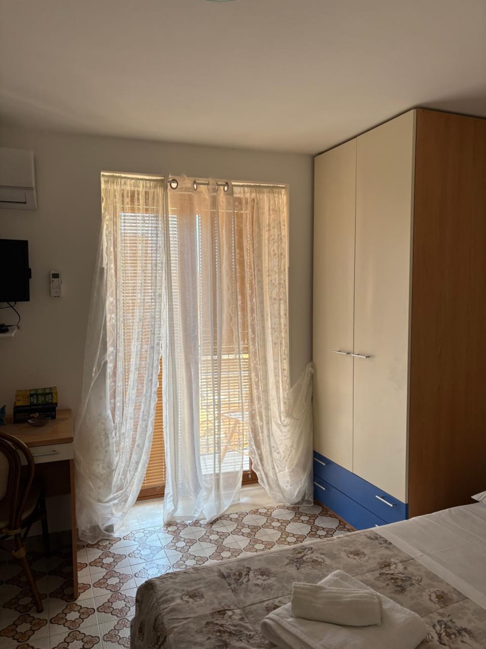Photo of the whole room, Bedroom