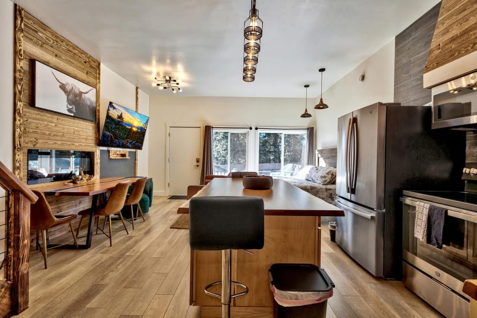 TV and multimedia, Kitchen or kitchenette, Living room, Seating area, Dining area