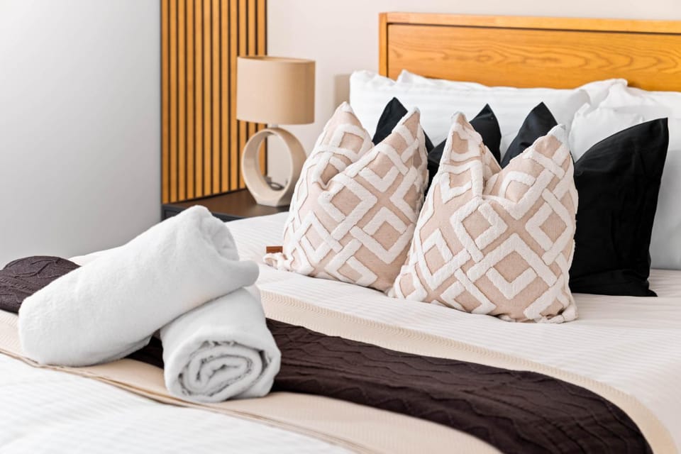 Bed, Bedroom, towels