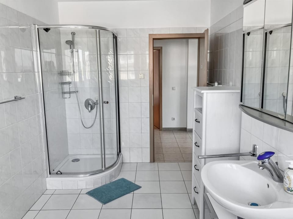 Shower, Bathroom, Bath, towels