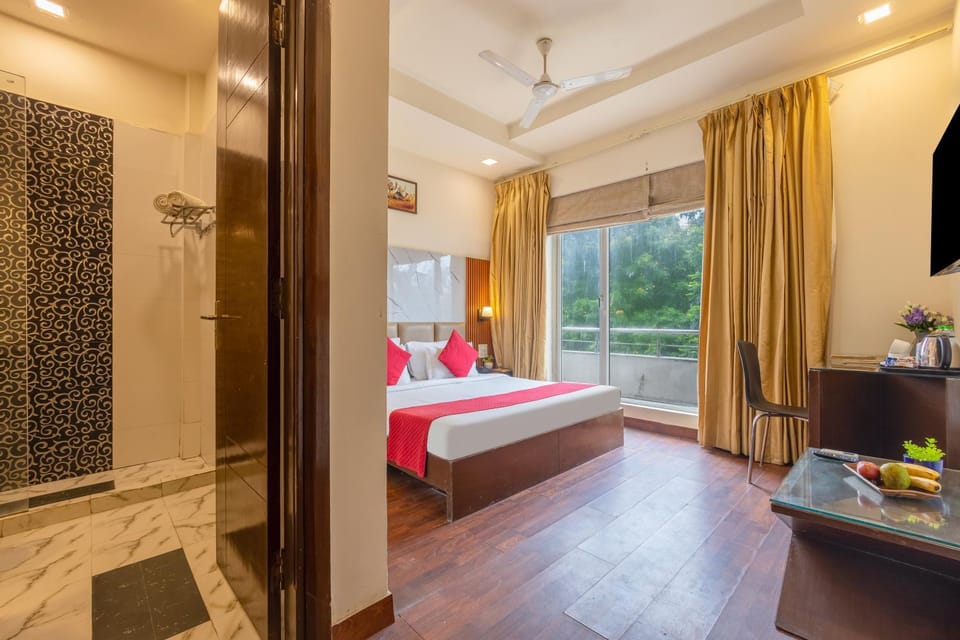 Bed, TV and multimedia, Coffee/tea facilities, Photo of the whole room, Decorative detail, Bedroom, towels