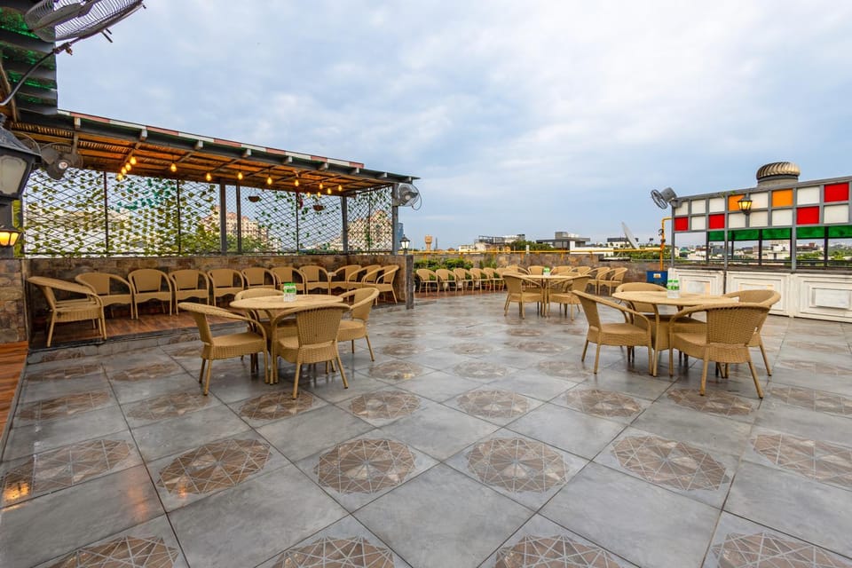 Patio, Restaurant/places to eat, Day, View (from property/room), Balcony/Terrace