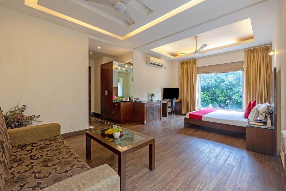 Communal lounge/ TV room, Bed, TV and multimedia, Coffee/tea facilities, Living room, Photo of the whole room, Seating area, wardrobe, air conditioner