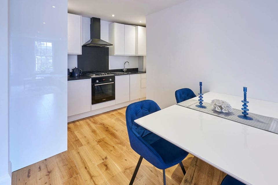 Kitchen or kitchenette, Dining area, oven, stove