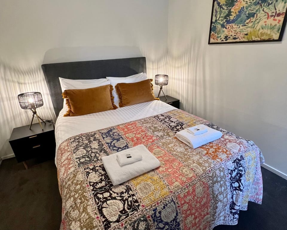 Bed, Bedroom, towels