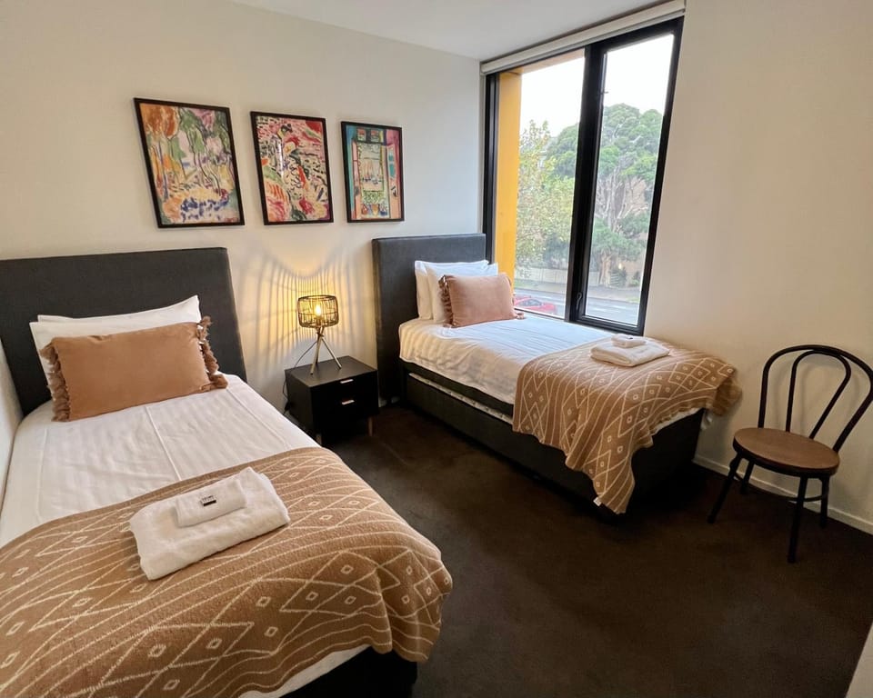 Bed, Bedroom, towels