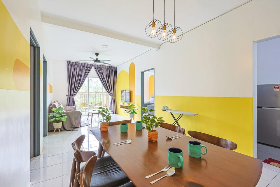 Kitchen or kitchenette, Living room, Seating area, Dining area