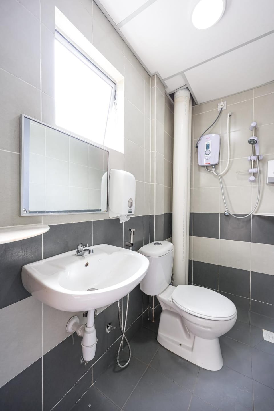 Shower, Toilet, Bathroom, bidet, towels