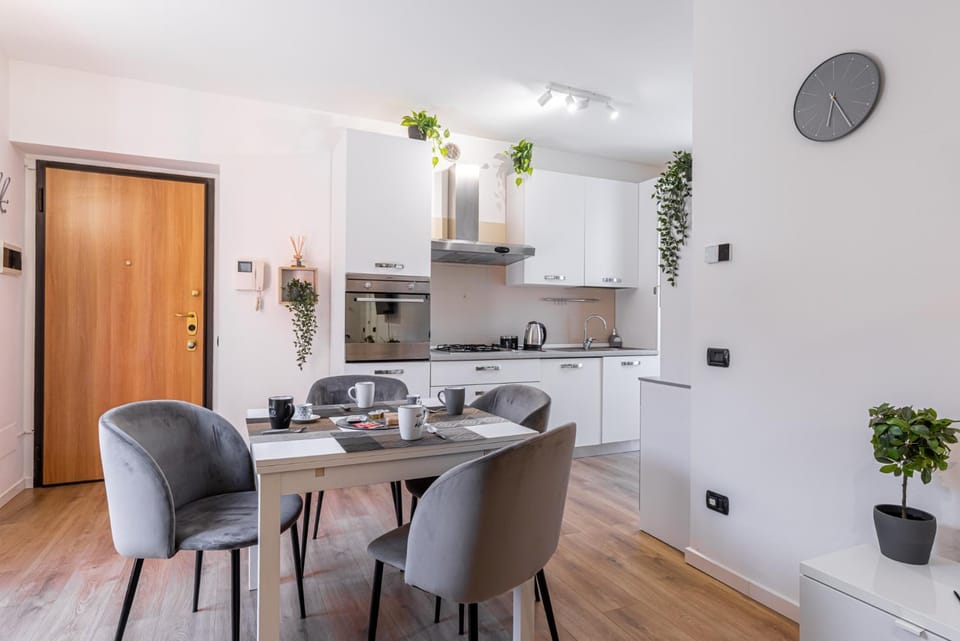 Kitchen or kitchenette, Dining area, stove