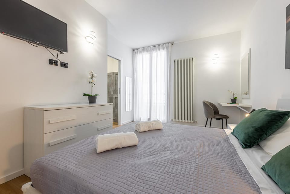 Bed, TV and multimedia, Bedroom, towels