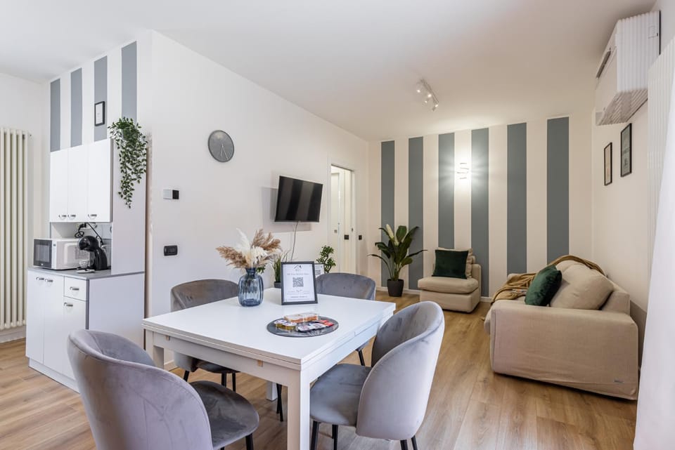 Kitchen or kitchenette, Seating area, Dining area