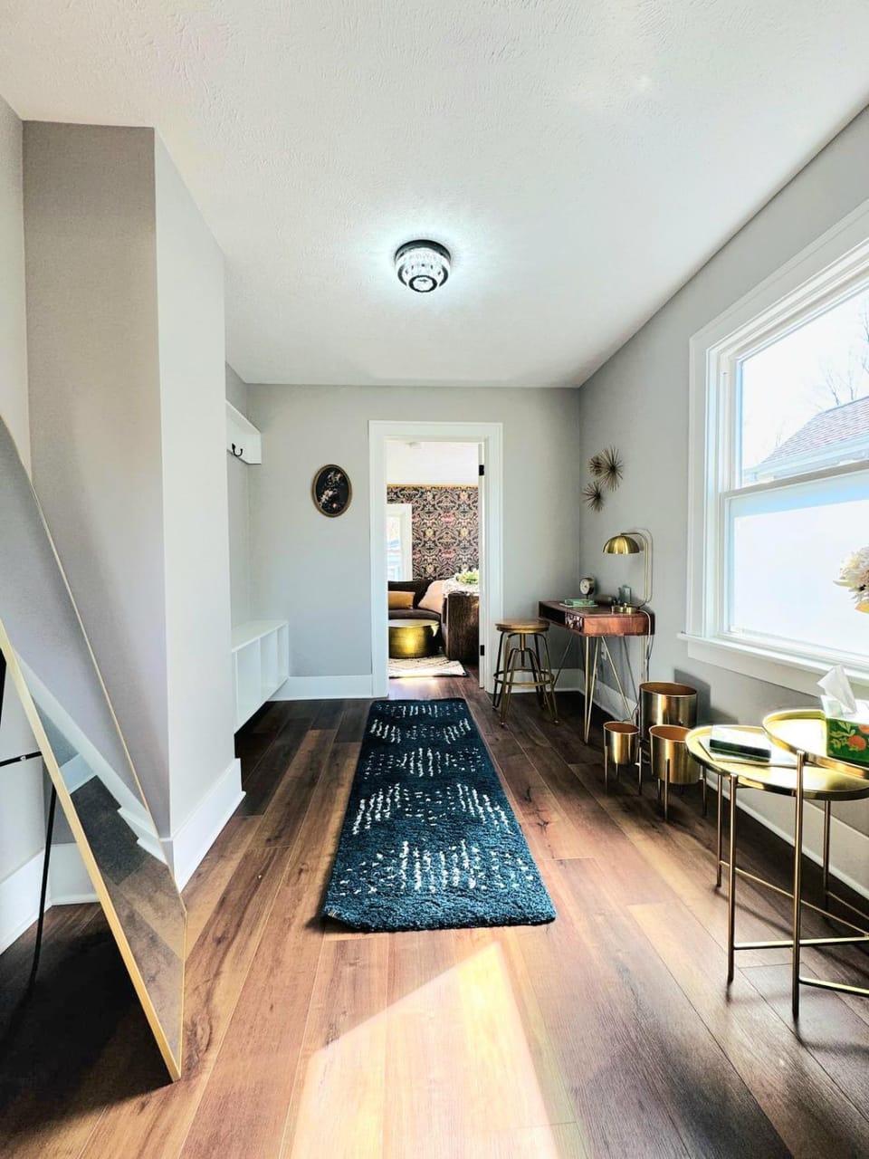 Photo of the whole room, Seating area