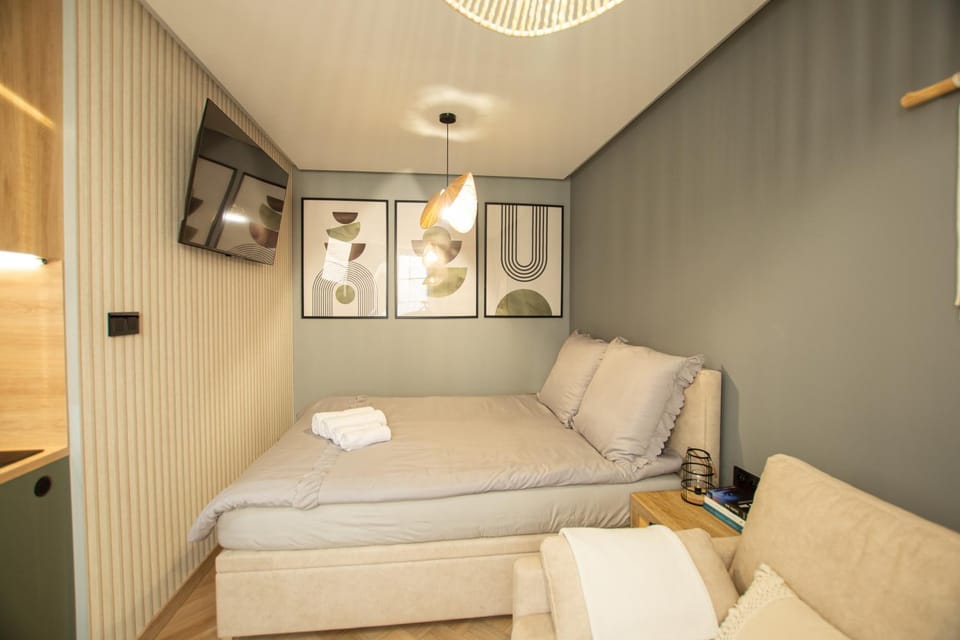 Bed, Living room, Photo of the whole room, Seating area, Bedroom, towels