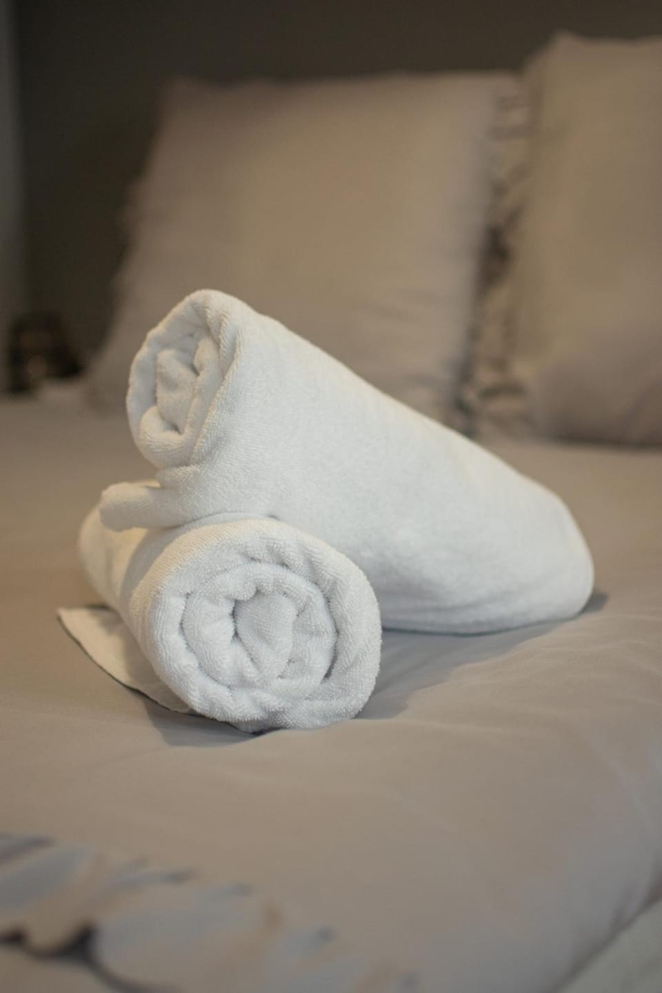 Bed, Bedroom, towels