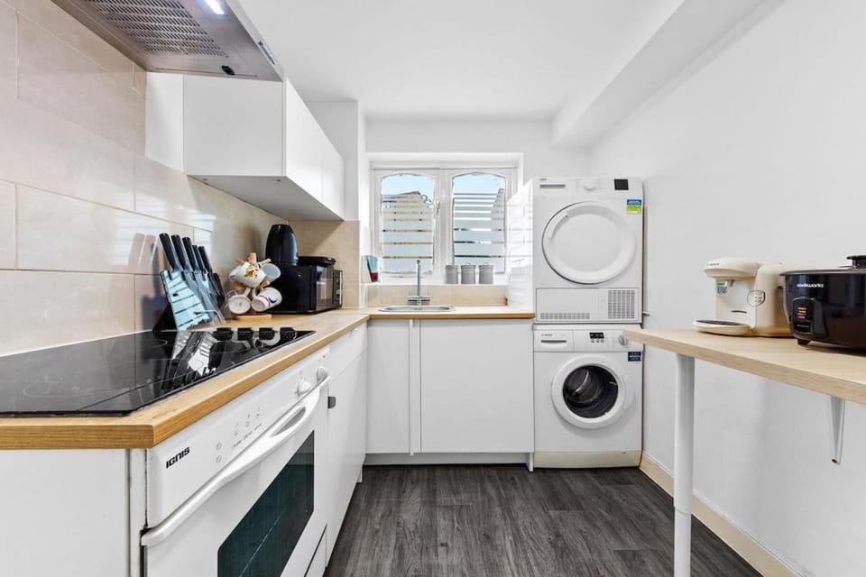 Kitchen or kitchenette, washing machine