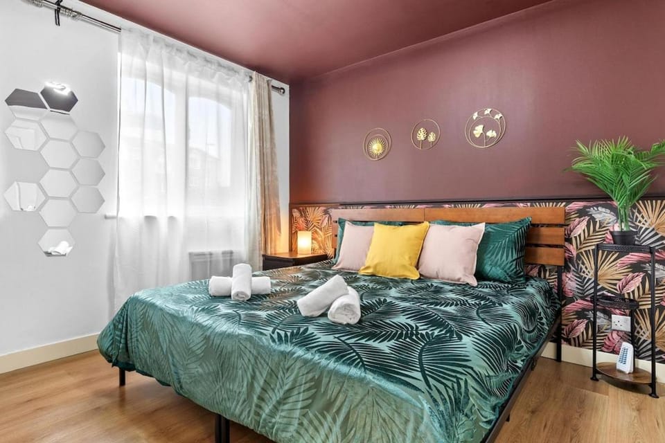 Bed, towels