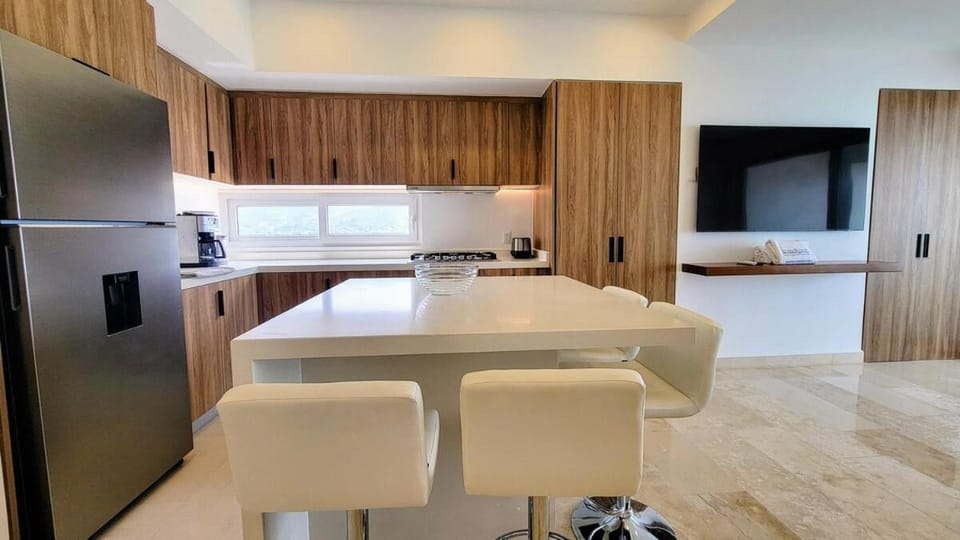 Kitchen or kitchenette, Dining area, oven, stove