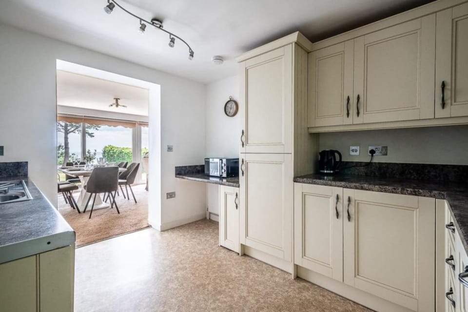 Ocean views, peace and quiet in this homely flat Apartment in Dawlish