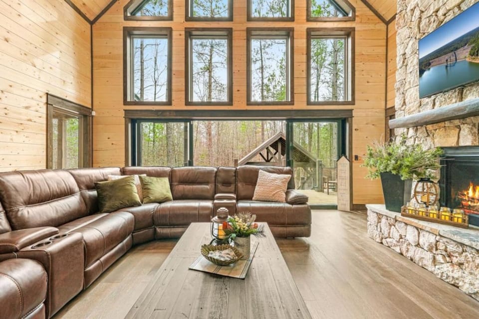 Hot tub Fire pit Games Sleeps 16 Huge Deck House in Broken Bow