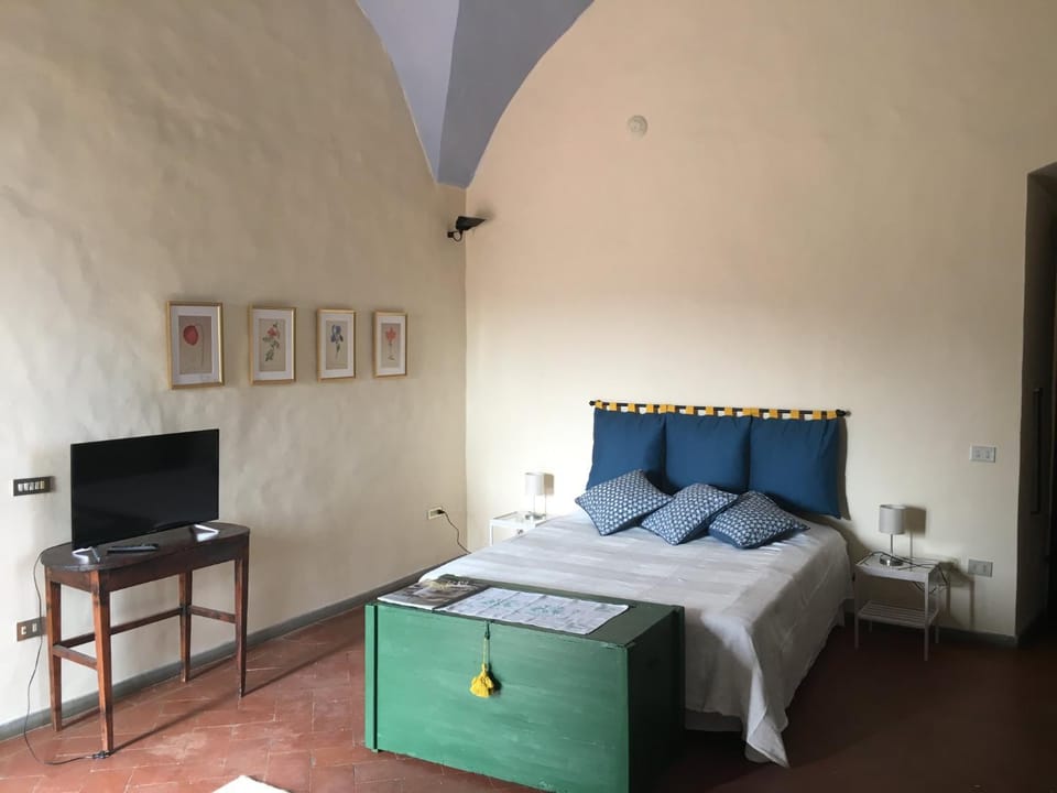 Bed, TV and multimedia, Bedroom