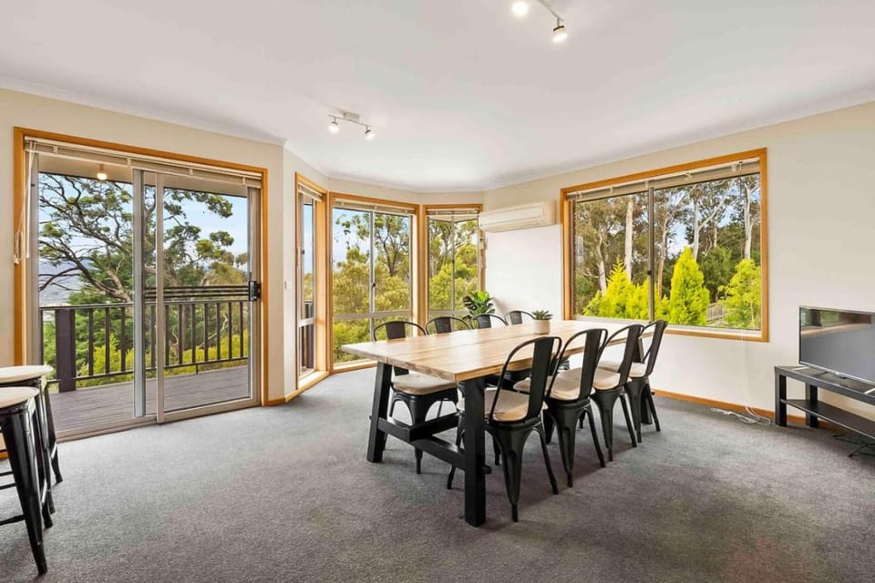 4BR Retreat with Stunning Derwent River Panorama House in Glenorchy