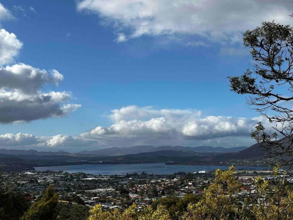 4BR Retreat with Stunning Derwent River Panorama House in Glenorchy