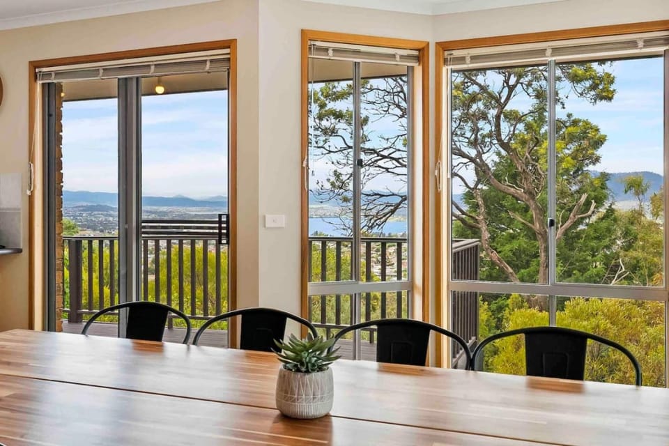 4BR Retreat with Stunning Derwent River Panorama House in Glenorchy